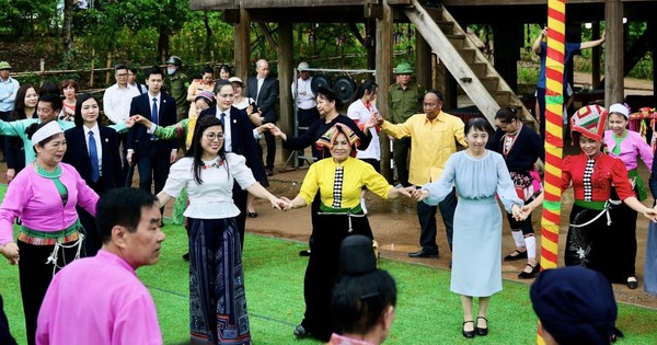 Hai Phu nhân Thủ tướng Việt - Nhật múa xòe cùng đồng bào các dân tộc phía Bắc