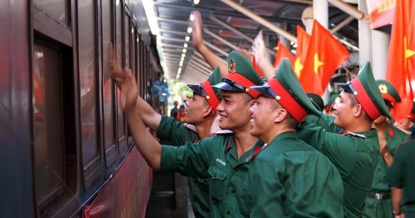 Ga Đà Nẵng rực rỡ cờ hoa đón đoàn diễu binh, diễu hành trở về