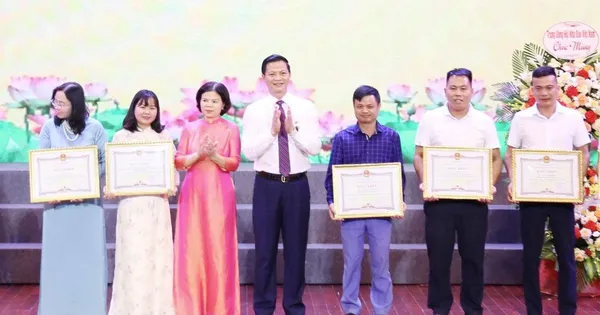 Phóng viên báo Tiền Phong nhận Bằng khen của tỉnh Bắc Ninh