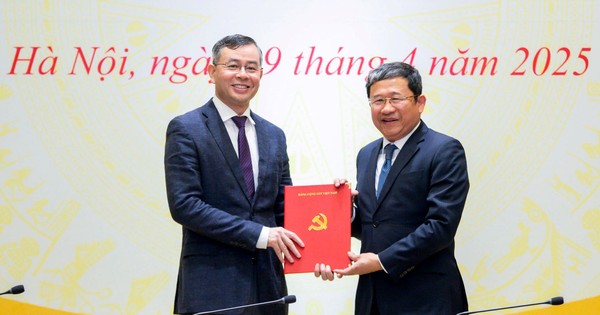 Bản tin 8H: Trao Quyết định chỉ định Chủ nhiệm Ủy ban Kiểm tra Đảng ủy Quốc hội