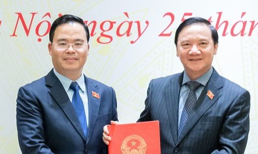 Bản tin 8H: Trao Nghị quyết của Ủy ban Thường vụ Quốc hội về công tác cán bộ