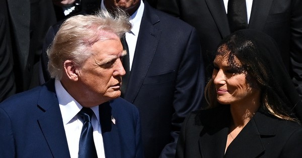 Ông Trump, vợ Tổng thống Pháp vi phạm quy định trang phục tại tang lễ Giáo hoàng