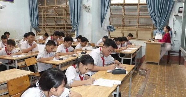 Bản tin 8H: Hàng trăm học sinh phải thi lại vì lộ đề thi học kỳ môn Toán