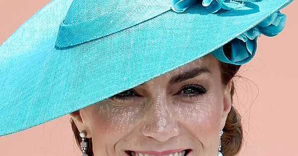 Công nương Kate gây sốt trong sinh nhật Vua Charles