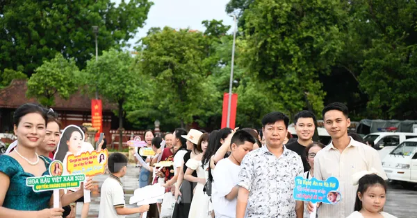 Khán giả xếp hàng dài từ 16h chờ xem chung kết Hoa hậu Việt Nam 2024