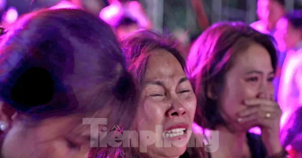 Mẹ khóc nghẹn, không nói nên lời trước giây phút Hà Trúc Linh đăng quang