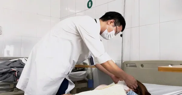 Người phụ nữ 32 tuổi cấp cứu vì biến chứng do nặn mụn sai cách