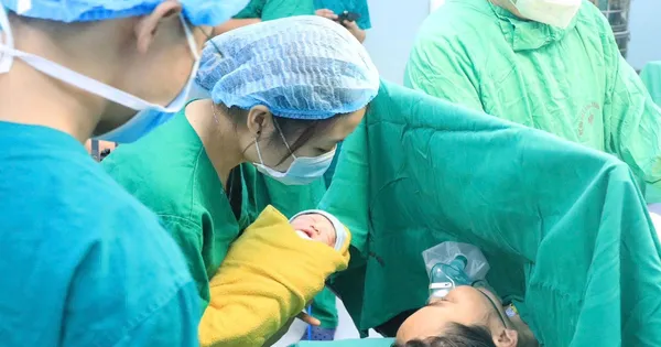 Hành trình kì diệu của người mẹ mang bệnh hiểm, đón con giữa 'bão giông'