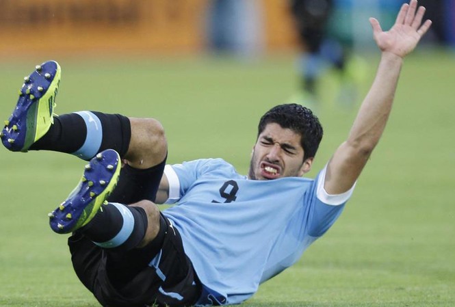 Uruguay toát mồ hôi vì Suarez lên bàn mổ Suarez nguy cơ vắng mặt tại World Cup vì chấn thương