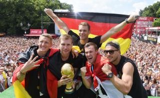 SỐC: Tuyển Đức làm hỏng Cúp vàng World Cup Các tuyển thủ Đức ăn mừng chức vô địch tại Berlin