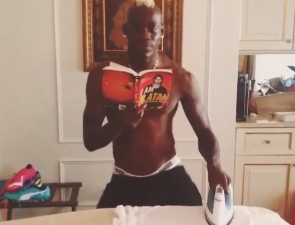 Siêu quậy Balotelli tung clip gây “bão“ Hành động kỳ quái của Balotelli