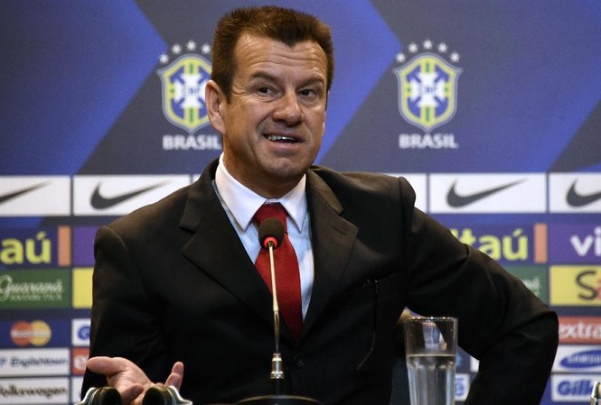 HLV Dunga lần thứ hai dẫn dắt tuyển Brazil Dunga ra mắt đêm qua