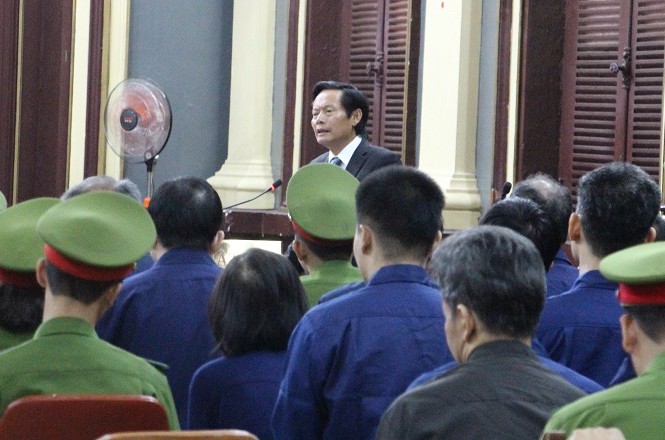 Ông Đinh La Thăng thiếu một luật sư trong ngày xét xử hôm nay Ông Phan Trung Hoài sáng nay tại phiên tòa TP.HCM. ảnh: Tân Châu