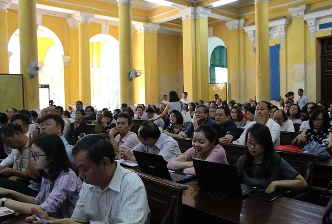 GrabTaxi và VinaSun tiếp tục đối mặt tại tòa Phiên tòa GrapTaxi - VinaSun thu hút khá đông người dự tòa. Ảnh: Tân Châu
