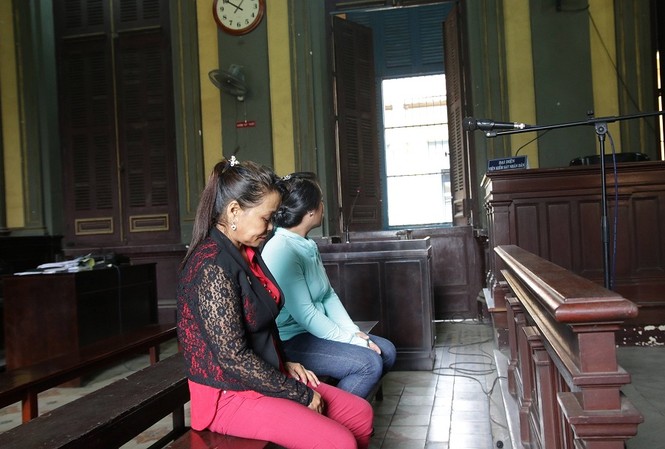 Công an giải thoát 21 cô gái khỏi động quỷ Nguyễn Thanh Nhàn (áo xanh) - chủ mưu vụ án tại phiên tòa. Ảnh: Tân Châu