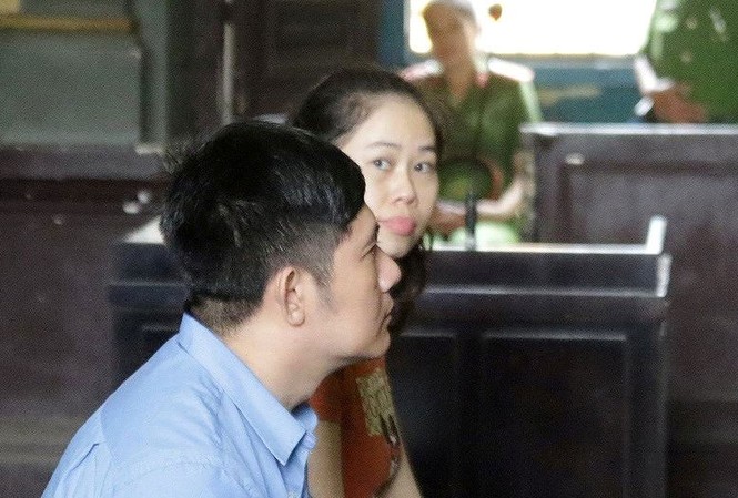 Đánh sập đường dây buôn lậu vàng từ Campuchia vào Việt Nam Hai bị cáo tại tòa. Ảnh: Tân Châu