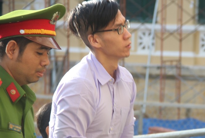Xét xử William Nguyen về hành vi gây rối, kích động biểu tình William Nguyen được cảnh sát tư pháp dẫn giải đến tòa. Ảnh: Tân Châu