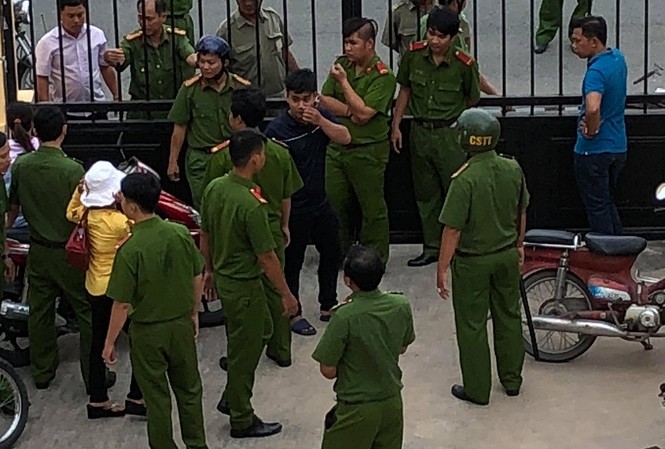 Kiểm sát viên, phóng viên và công an bị đánh ngay tại tòa Cảnh sát đang ổn định tình hình.