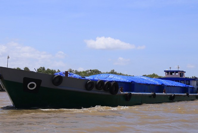 500 tấn phân đạm không rõ nguồn gốc xuôi về miền Tây Sà lan mang biển kiểm soát LA-07000 chở gần 500 tấn phân đạm Urê không rõ nguồn gốc