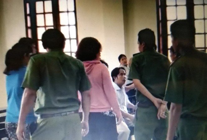 Khởi tố vụ kiểm sát viên, phóng viên và công an bị đánh tại tòa Cảnh hoản loạn tại tòa ngày 23/7 dẫn đến khởi tố vụ án.