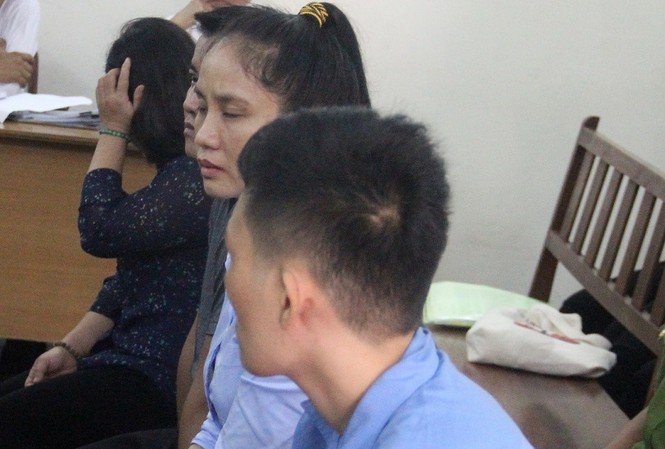 Nữ cán bộ hải quan vụ buôn lậu hàng trăm điện thoại được giảm án Các bị cáo trong vụ án.