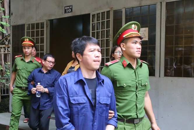 Luật sư bận vụ tướng Vĩnh, tòa hoãn xử vụ mua bán ‘logo xe vua’ Cựu CSGT Nguyễn Cảnh Chân đến tòa sáng nay 14/8. Ảnh: Tân Châu