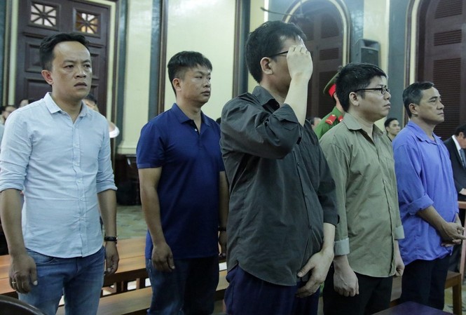Hai cựu cán bộ công an vụ buôn lậu ‘siêu xe’ bị đề nghị gần 30 năm tù 5 bị cáo tại tòa. Ảnh: Tân Châu