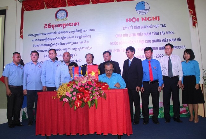Thanh niên hai tỉnh biên giới Việt Nam – Campuchia tăng cường hợp tác Lãnh đạo hai tỉnh chứng kiến ký kết hợp tác giữa Hội LHTN hai tỉnh. Ảnh: Tân Châu