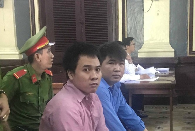Phục kích trước quán ốc đâm chết đối thủ Hai bị cáo tại tòa hôm nay 21/9. Ảnh: Tân Châu