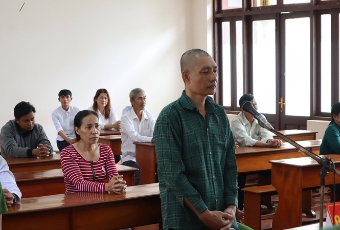 Dùng búa đập đầu vợ chết rồi xong dùng 4 lít xăng đốt xác phi tang Bùi Thanh Sang tại tòa ngày 27/9.