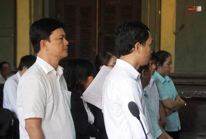 Đình chỉ điều tra nguyên giám đốc ngân hàng Các bị cáo tại tòa. Ảnh: Tân Châu