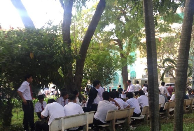 Hàng trăm tài xế VinaSun lại đến tòa dự ‘đại chiến’ với Grab 7h sáng nay hàng trăm tài xế VinaSun đã có mặt tại sân tòa án. Ảnh: Tân Châu