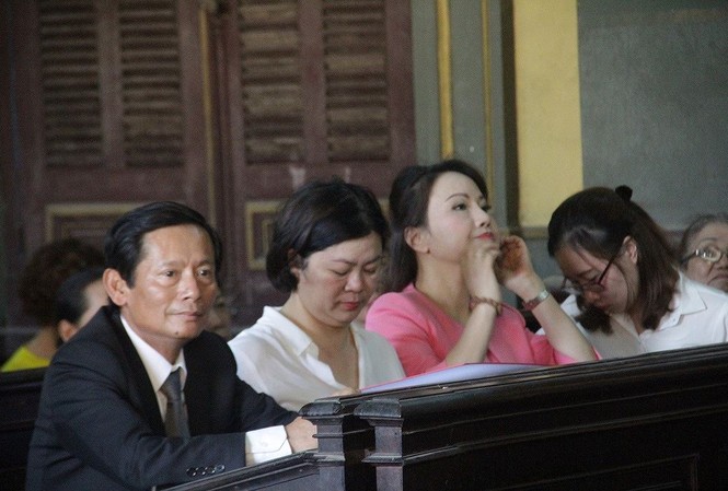 Khách hàng Chu Thị Bình đến dự phiên tòa vụ ‘bốc hơi 245 tỷ đồng’ Bà Chu Thị Bình (áo hồng) cùng Ls Phan Trung Hoài tại tòa sáng nay 22/11. Ảnh: Tân Châu