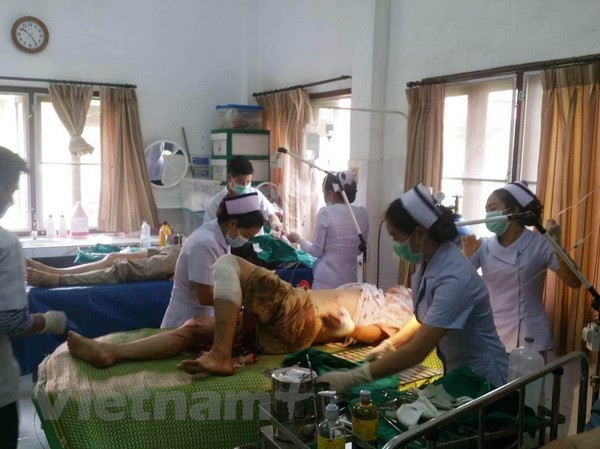 Xe chở đoàn khách Việt gặp tai nạn ở Lào Các nạn nhân vụ tai nạn đang được cấp cứu. (Nguồn: Vietnam+)
