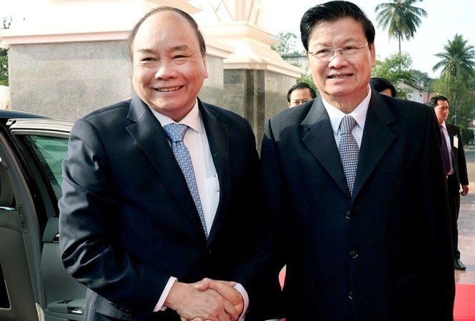 Việt – Lào ký 12 văn kiện hợp tác Thủ tướng Nguyễn Xuân Phúc và Thủ tướng Lào Thoonglun Sisulith. (Ảnh: VGP)