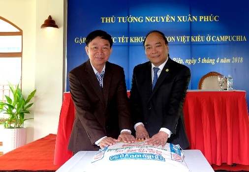 Thủ tướng Nguyễn Xuân Phúc thăm người gốc Việt ở Campuchia Thủ tướng tặng quà cho bà con Việt kiều ở Campuchia. (Ảnh: VGP)