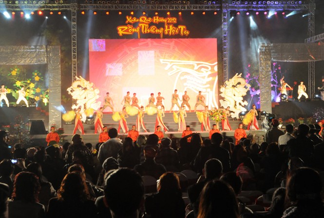 Tổ chức 'Xuân Quê hương 2014' ở Hoàng thành Thăng Long Đêm văn nghệ Xuân Quê hương 2012. Ảnh: Tuấn Nguyễn.