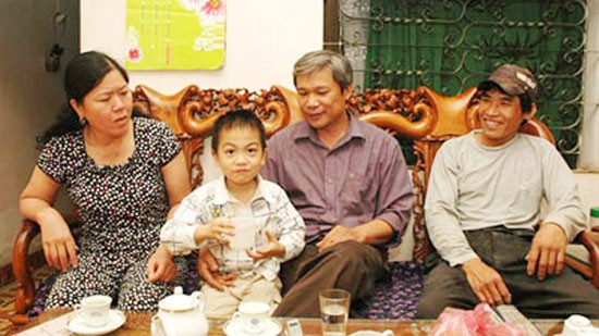 Khó lý giải chuyện cậu bé “nhận” là đứa trẻ chết đuối Từ trái sang: Chị Thuận, cậu bé Bình - Tiến, anh Nguyễn Phú Tân và người bác ruột Bùi Văn Tuấn