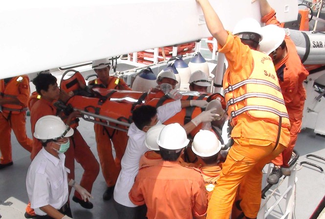 Vượt sóng dữ cứu ngư dân bị đau ruột thừa Tàu SAR 412 đưa ngư dân bị nạn trên biển vào bờ cấp cứu