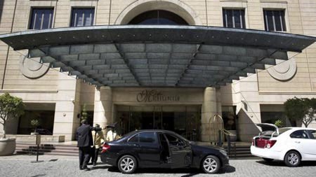 Cựu giám đốc tình báo Rwanda chết bí ẩn tại Nam Phi Khách sạn Michelangelo Towers ở vùng ngoại ô Sandton thuộc thủ đô Johannesburg của Nam Phi, nơi thi thể của Đại tá Patrick Karegeya được tìm thấy hôm 2/1.