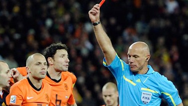 Trọng tài bị dọa giết tiếp tục cầm còi tại World Cup 2014 Trọng tài Howard Webb trong trận chung kết World Cup 2010 giữa Hà Lan và Tây Ban Nha.