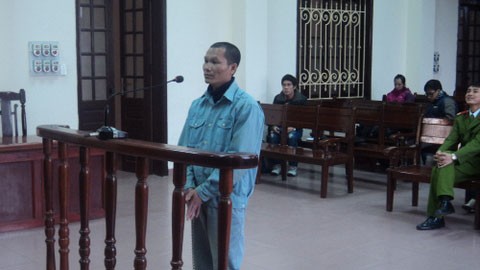 Nghịch tử dùng dao đâm mẹ và gọi hàng xóm đến xem Phạm Văn Đoàn trước vành móng ngựa.