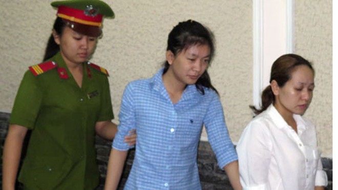 Hai bảo mẫu hành hạ trẻ em cùng lĩnh 3 năm tù Hai bảo mẫu hành hạ trẻ em cùng lĩnh 3 năm tù