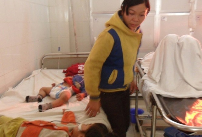 Ba mẹ con nguy kịch vì uống thuốc diệt cỏ Ba mẹ con chị Dần được cấp cứu tại bệnh viện.