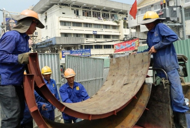 Đón Tết trên công trường Công nhân công trình cầu Lê Văn Sỹ tất bật làm việc trong ngày đưa ông Táo về trời.