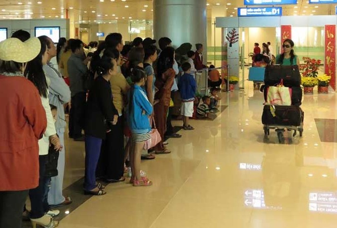Dâu rể Đài Loan nhộn nhịp về quê đón Tết Khung cảnh đón người thân ở sân bay Quốc tế Cần Thơ vào sáng ngày 26/1.
