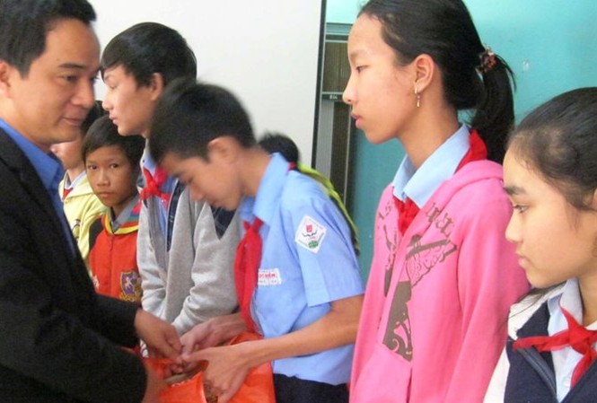 Mang quà Xuân đến trẻ nghèo Bí thư Tỉnh Đoàn TT-Huế Nguyễn Chí Quang trao quà Tết trực tiếp cho học sinh nghèo.
