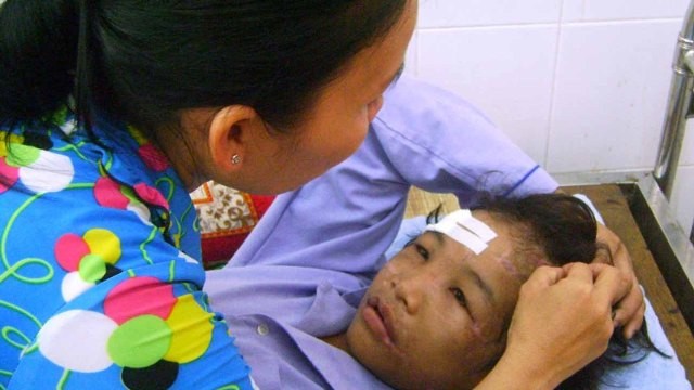Cậu bé bị hành hạ dã man nhận hơn 740 triệu đồng Nguyễn Hào Anh được mẹ chăm sóc tại Bệnh viện đa khoa Đầm Dơi.