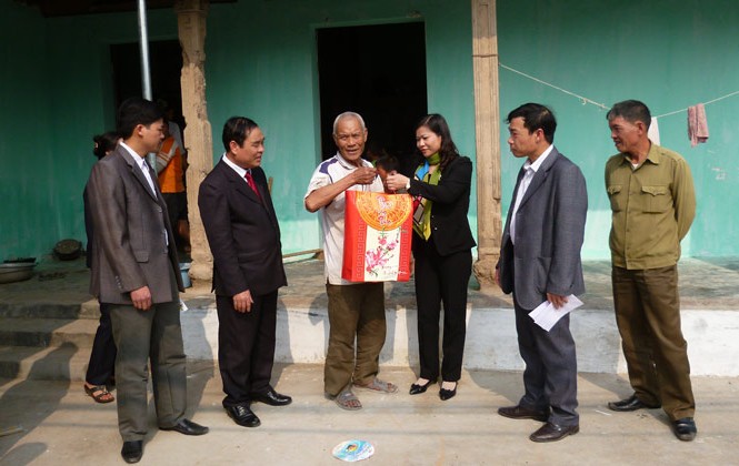Gia đình '3 đời không có Tết' đã... có Tết Bí thư Huyện ủy Chương Mỹ Nguyễn Thị Tuyến trao quà cho gia đình ông Tưng. Ảnh: Đức Bảo.