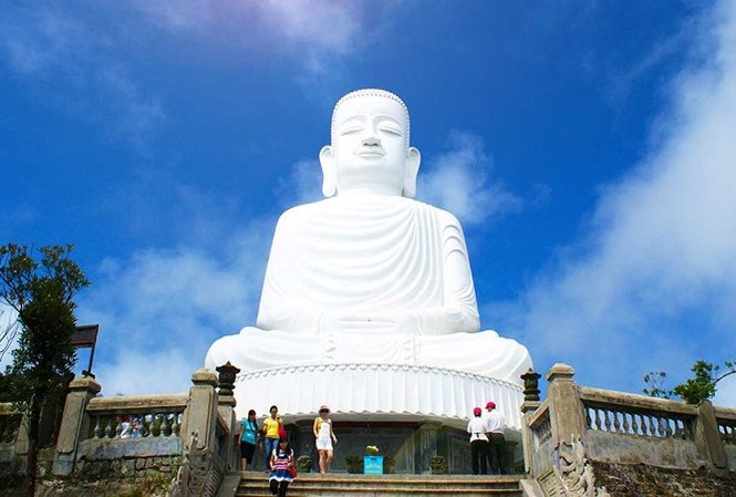 Đầu xuân, du lịch tâm linh trên đỉnh Bà Nà Tượng phật.